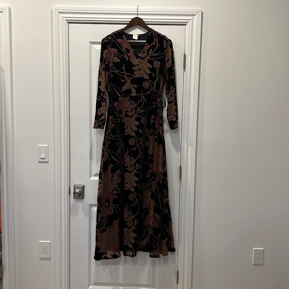 VELVET MAXI DRESS. Size 36 European. Long velvet print dress. Long sleeves.